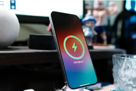 平塘苹果15换屏服务分享用什么充电器给iPhone15充电更好 